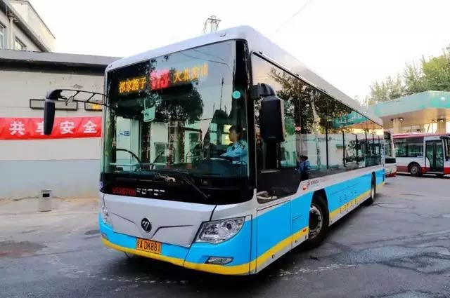 北京公交113路新型双源无轨电车投入运营