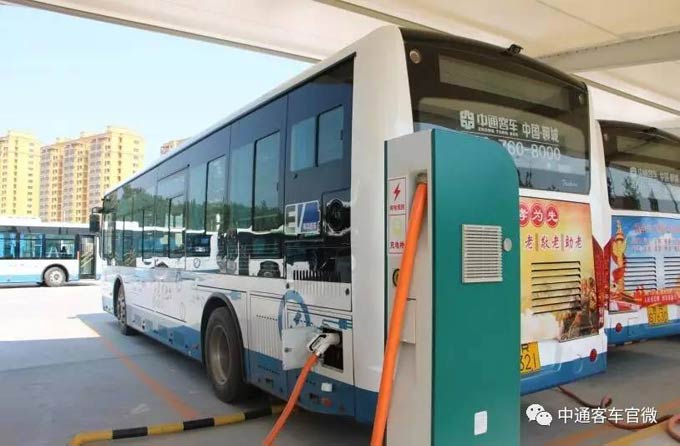 正在充电中的中通纯电动客车
