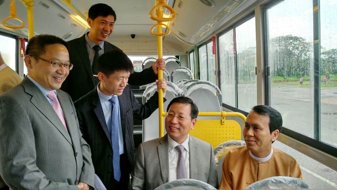 洪亮大使和漂敏登省长体验安凯客车