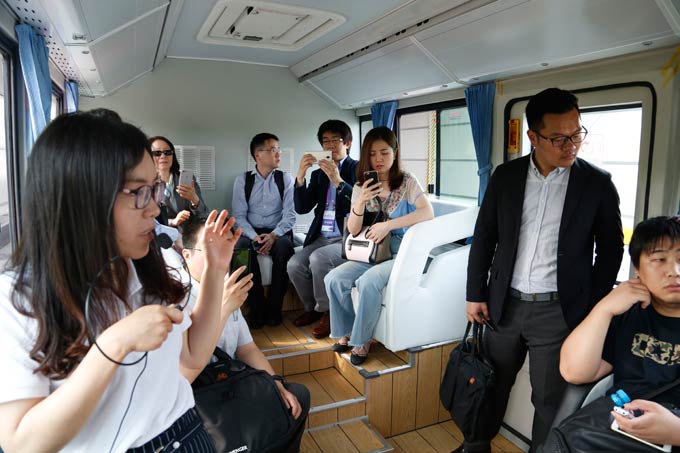 媒体记者亲身体验金旅无人驾驶巴士