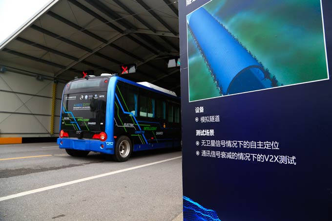 金旅无人驾驶巴士正在进入模拟隧道