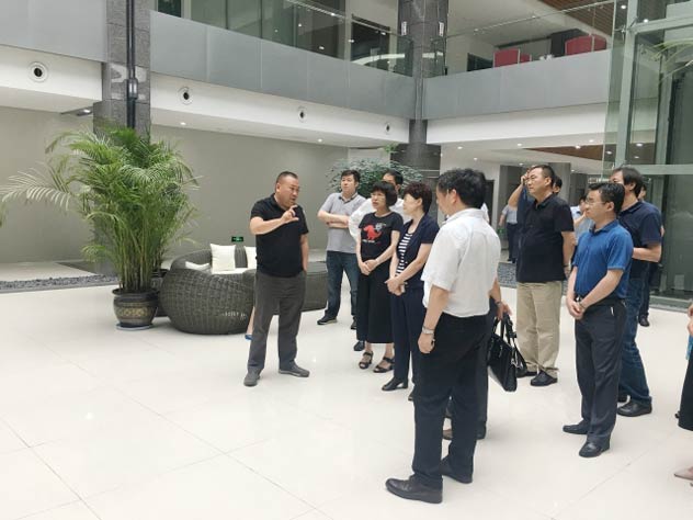 王副司长一行在微宏CEO吴扬先生陪同下参观微宏研发中心