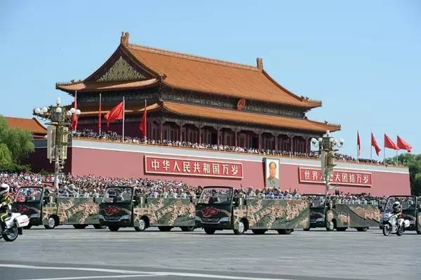 安凯客车搭载抗战老兵亮相天安门广场