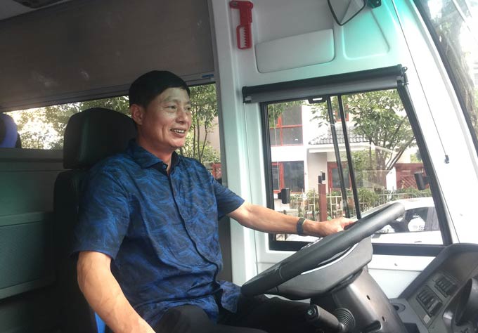 建德新安江长运董事长吕根来体验海格海豹客车