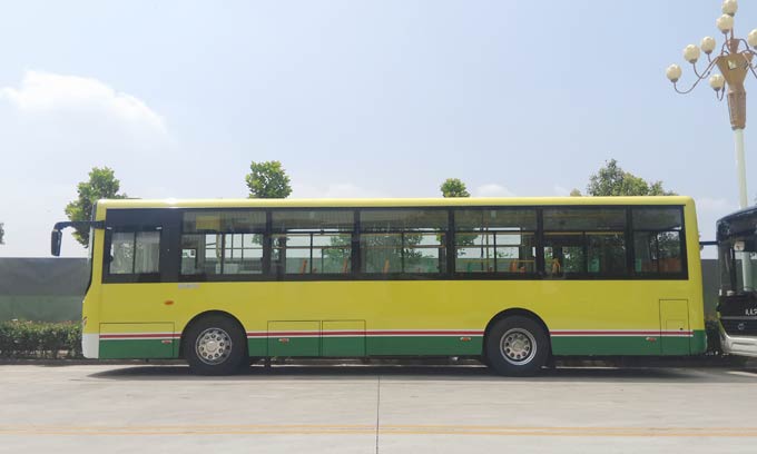 新疆中通10.5米前置天然气客车XJ6109GC5
