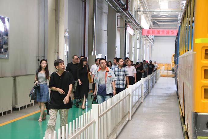 采访团参观中通客车生产车间