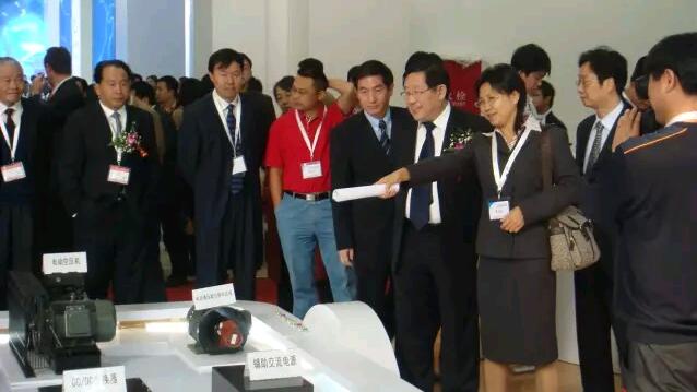 2007年北京车展,科技部部长万钢对中车产品深入了解