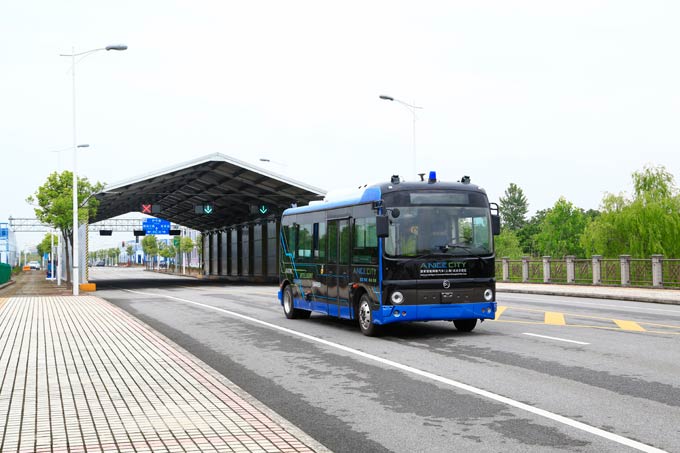 金旅无人驾驶客车通过模拟隧道