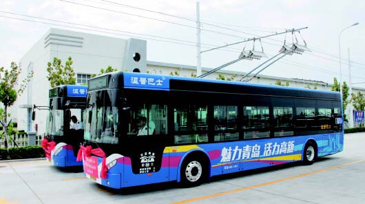 交运温馨巴士新型实用纯电公交正在充电