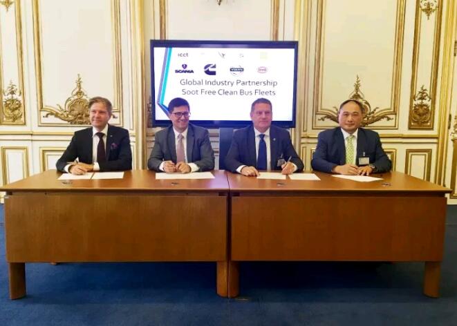 比亚迪欧洲汽车销售事业部总经理何一鹏(右一)与其他三家企业代表签署声明