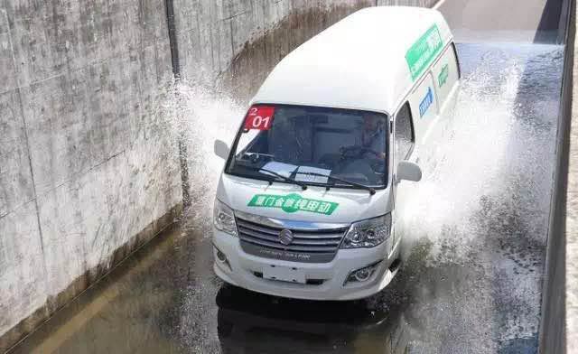 金旅纯电海狮进行涉水测试