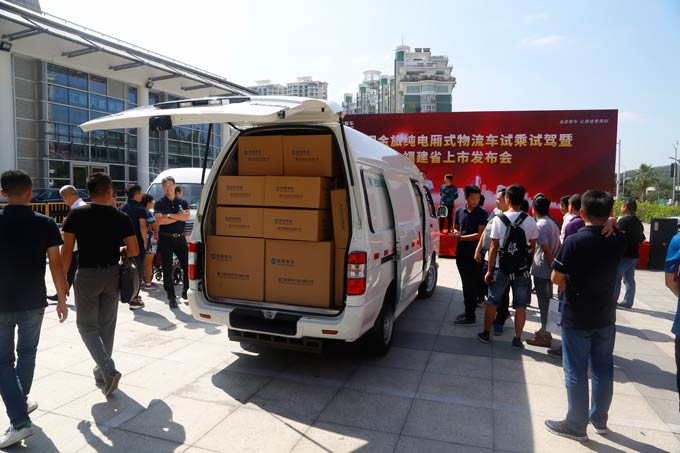 发布会上，金旅纯电物流车现场实测，车内装入55个大小不一的“快递包裹”