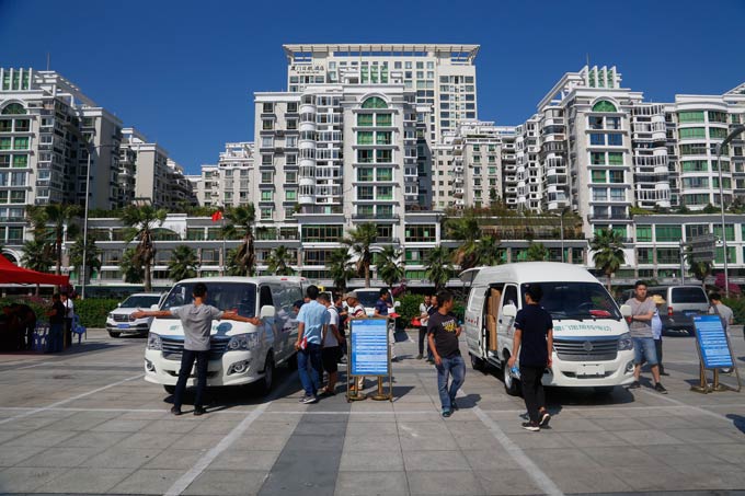 现场意向客户参观金旅纯电物流车