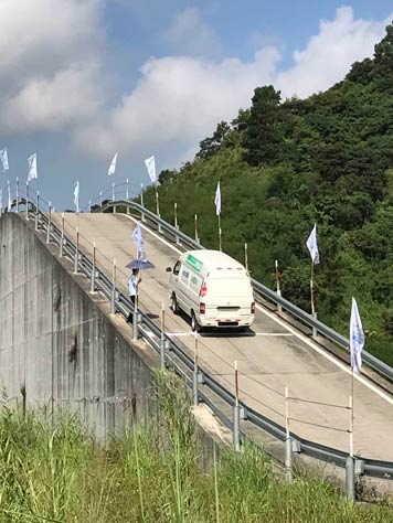 赛场上，金旅纯电海狮进行爬坡测试
