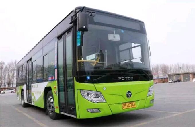 图：欧辉客车在铁岭公交投入的198台气电混合动力公交车和12台纯电动新能源车辆受到了极大的好评
