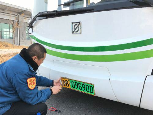 青岛纯电动公交车“试水”新能源号牌