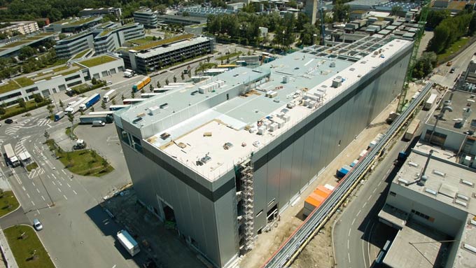 全新的驾驶室喷漆车间长150米、高30米