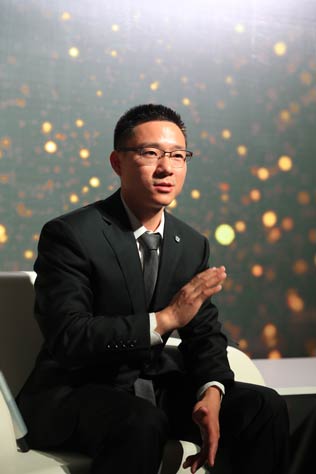 梅赛德斯-奔驰动力总成中国区负责人成胜惠接受记者采访