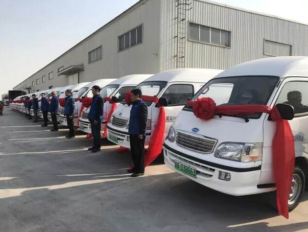 南京金龙制造的100台开沃D10纯电动物流车上线仪式现场