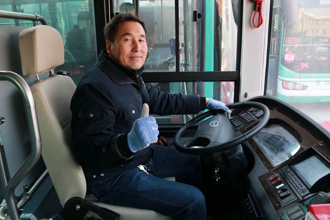 亘达公交驾驶员点赞新上线的海格新能源公交车