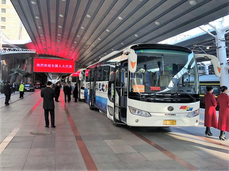 宇通客车为两会委员、代表提供接送站服务