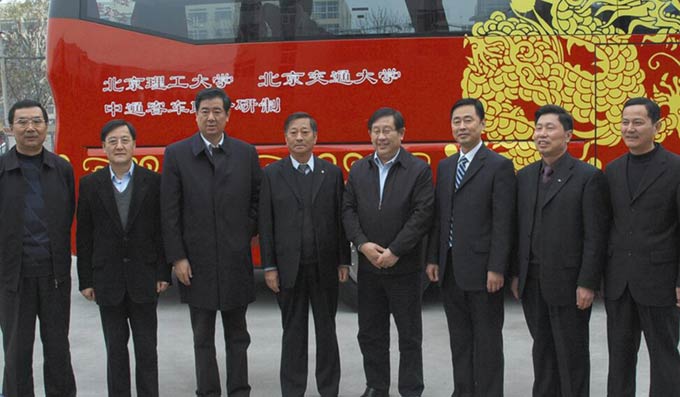 2008年，时任科技部部长万钢（右四）参观考察中通客车