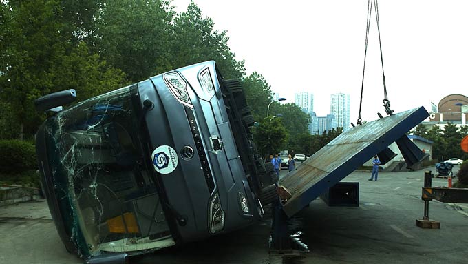 金旅进行上部结构强度试验