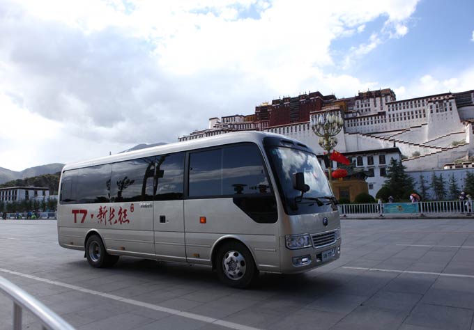 T7在布达拉宫前