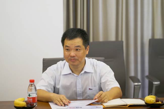 上海加冷松芝大巴事业部技术总监 熊国辉进行产品讲解