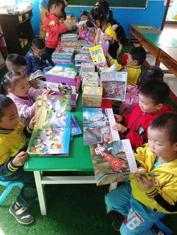 孩子们在聚精会神地阅读图书