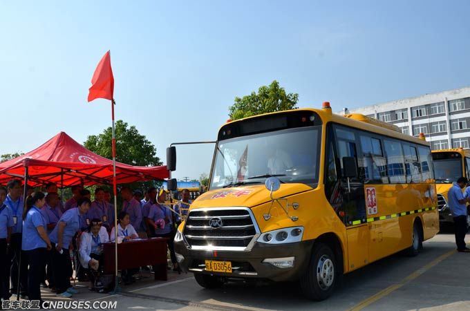 裁判员和观摩人员齐聚比赛现场