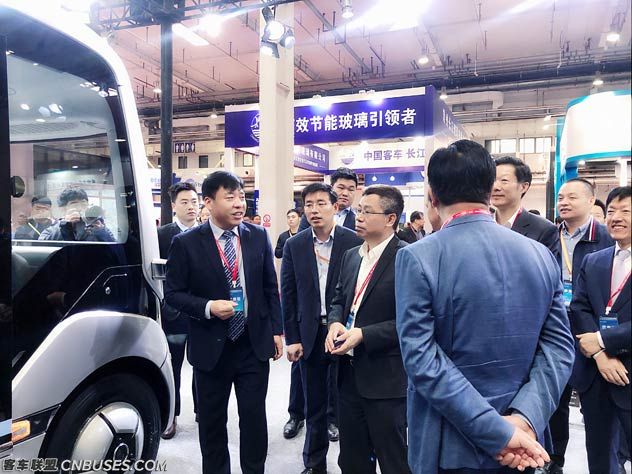 宇通l4级自动驾驶巴士四款车型亮相,同时宇通客车国内营销总监孙希顺
