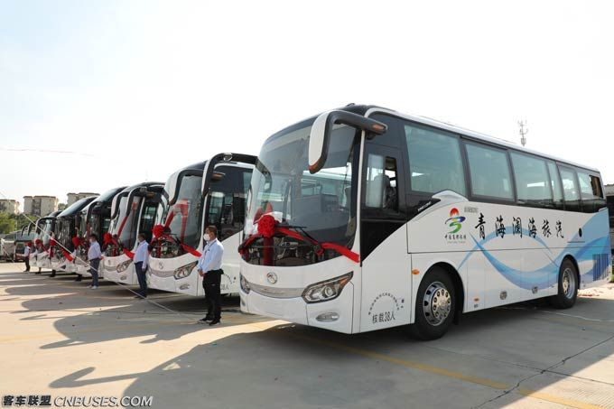 金龙新5系xmq6125hy拥有简洁有力的大气外形,双风挡设计打造了高瞻远